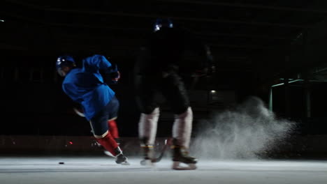 Der-Professionelle-Eishockey-Stürmer-Schlägt-Den-Verteidiger-Technisch-Und-Geht-Schnell-Zum-Eishockey-Tor.